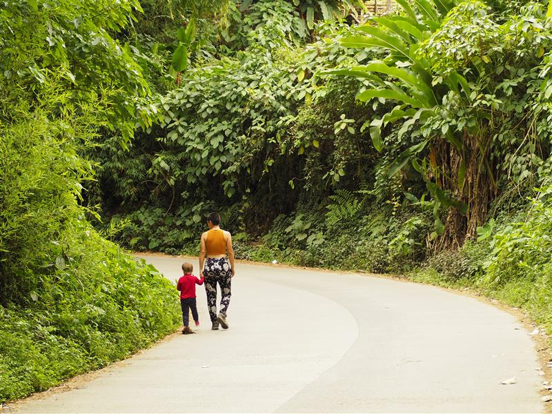 Una mamá caminando con su niño